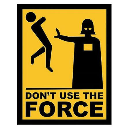 Placa com imperativo negativo "Don't use the Force": Darth Vader ergue pela Força um boneco em silhueta, em fundo amarelo.